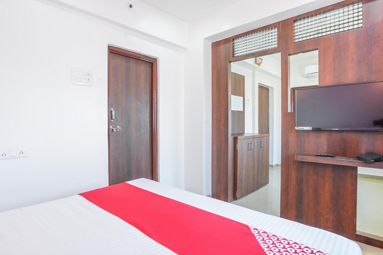 Oyo Flagship 70264 Hotel Vrindavan Mangvadi Екстериор снимка